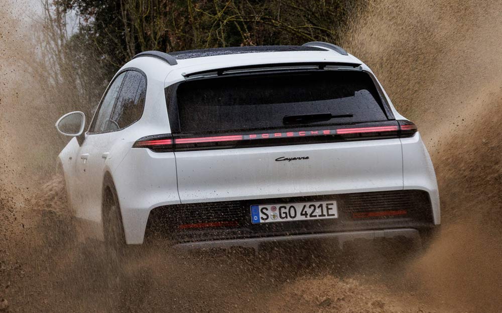 Frontale Posteriore della Porsche Cayenne Electric di Colore Bianco